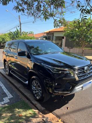TOYOTA HILUX SW4 2.8 D-4D TURBO DIESEL SRX 7L 4X4 AUTOMÁTICO